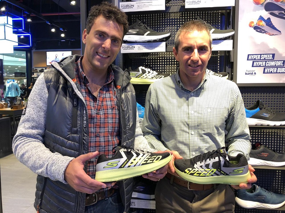 Eduardo Feldman, Brand Manager Skechers Performance Chile, entregando las zapatillas a Cristian Aspillaga