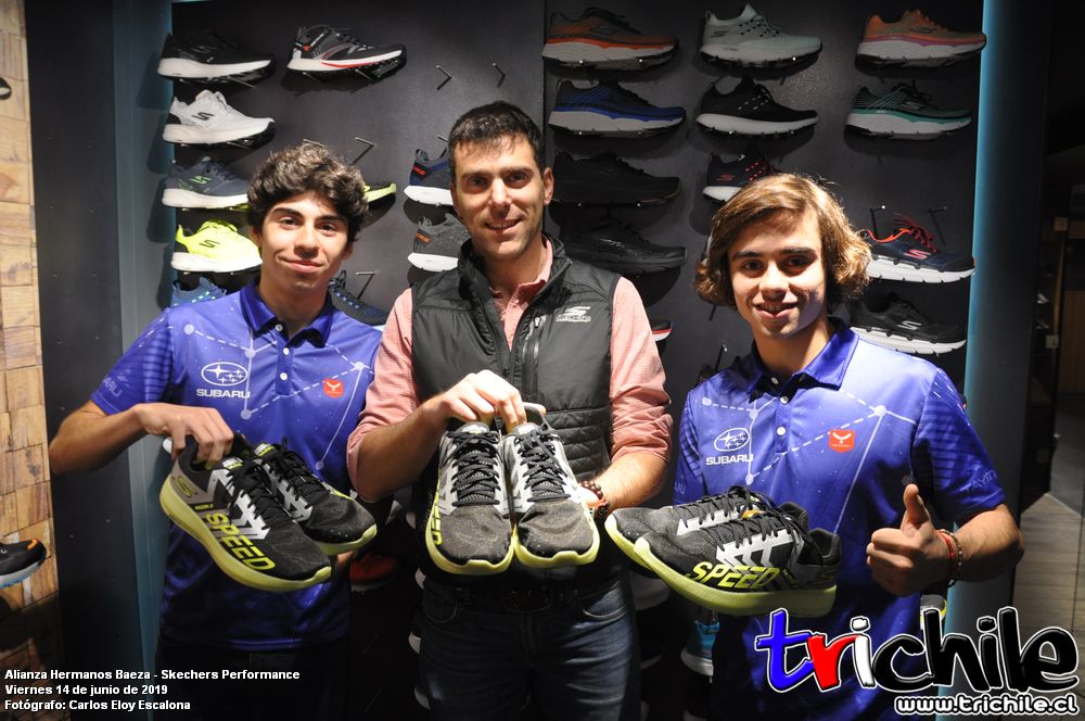 Los hermanos Baeza junto a Eduardo Feldman