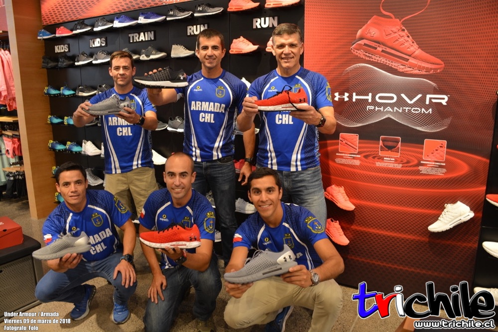 Triatletas de la Armada reciben zapatillas HOVR de Under Armour